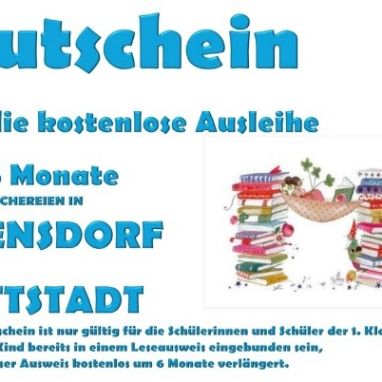 Lesemotivation für Erstklässler: Gutschein der Bücherei Frensdorf  Die Schülerinnen und Schüler der 1. Klassen lernen derzeit das Lesen und durften sich pünktlich zum Zwischenzeugnis über eine besondere Belohnung freuen: Die Bücherei Frensdorf überreichte allen Kindern einen Gutschein für sechs Monate kostenlose Ausleihe. Der Gutschein soll die Freude am Lesen stärken und dazu motivieren, das neu Gelernte weiter zu üben und die Welt der Buchstaben und Bücher zu entdecken. Passend dazu hat die Bücherei Frensdorf einen Aktionstisch mit vielen speziell ausgewählten Büchern für die 1. Klasse eingerichtet, der zum Stöbern und Ausleihen einlädt.